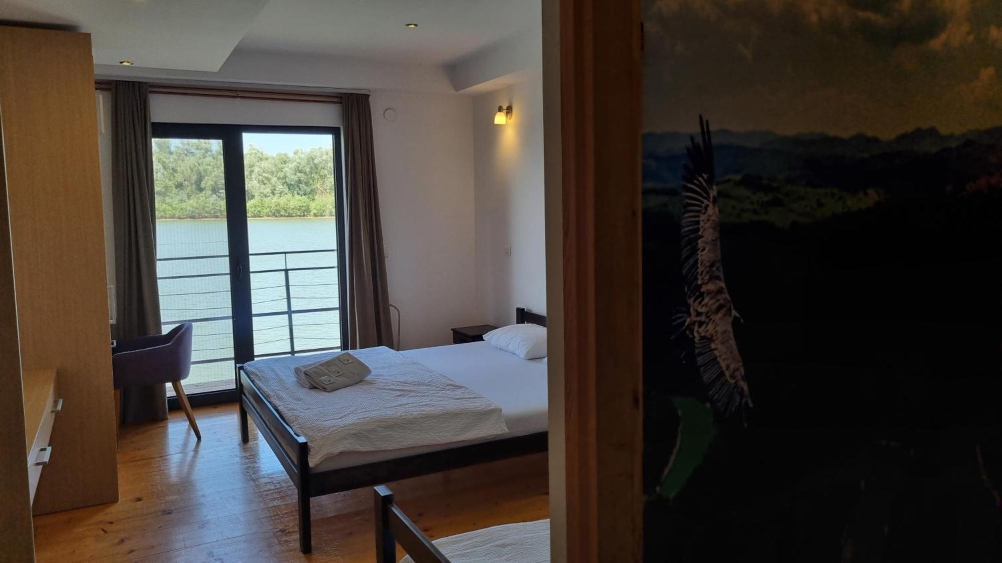 B&B Botel Charlie Beograd Ngoại thất bức ảnh