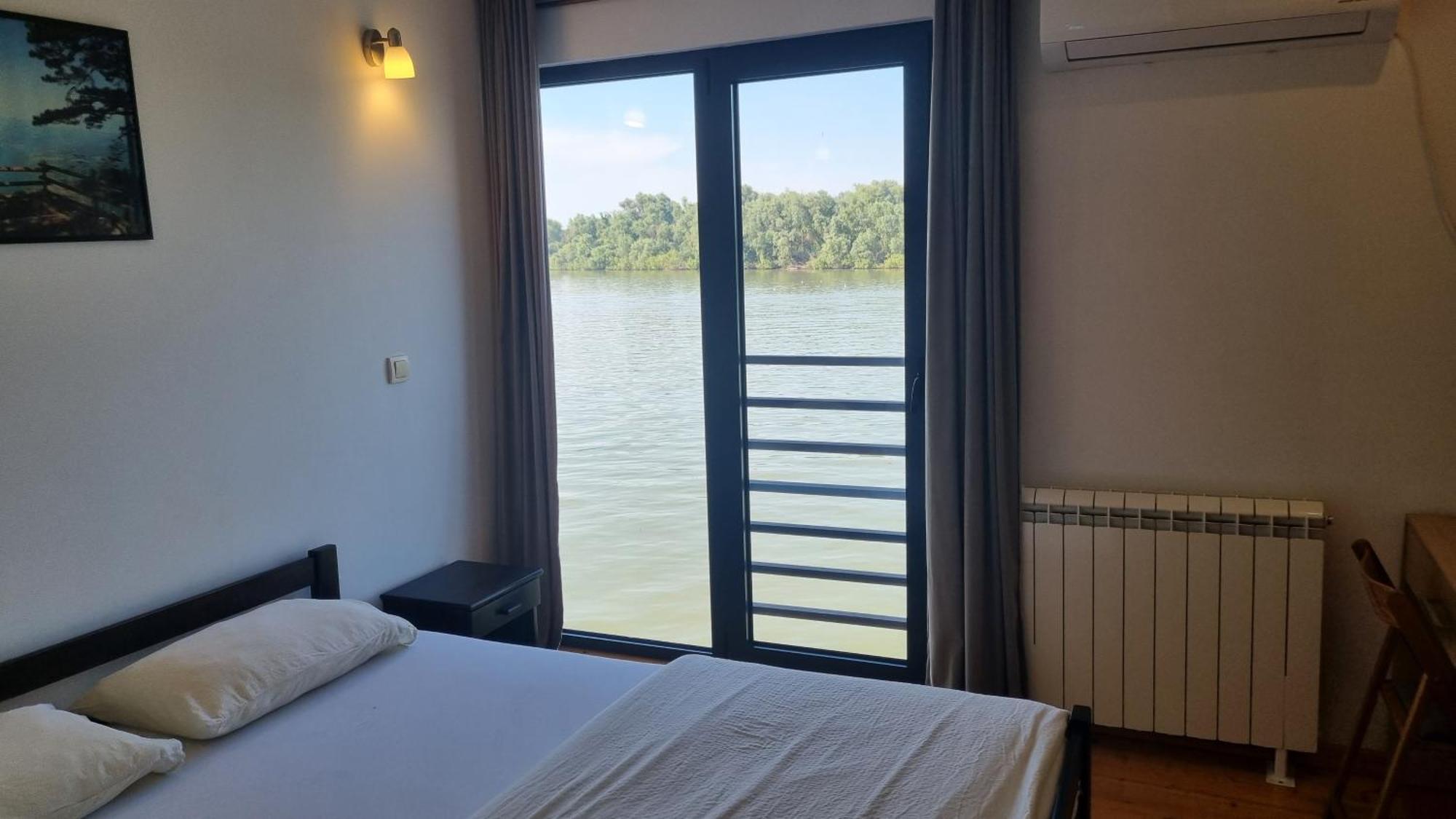 B&B Botel Charlie Beograd Ngoại thất bức ảnh