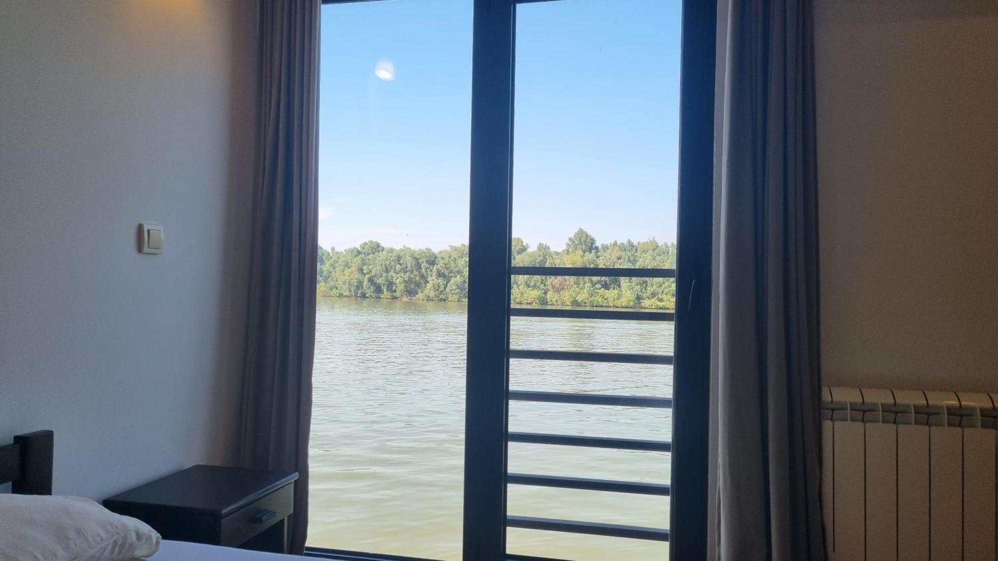 B&B Botel Charlie Beograd Ngoại thất bức ảnh