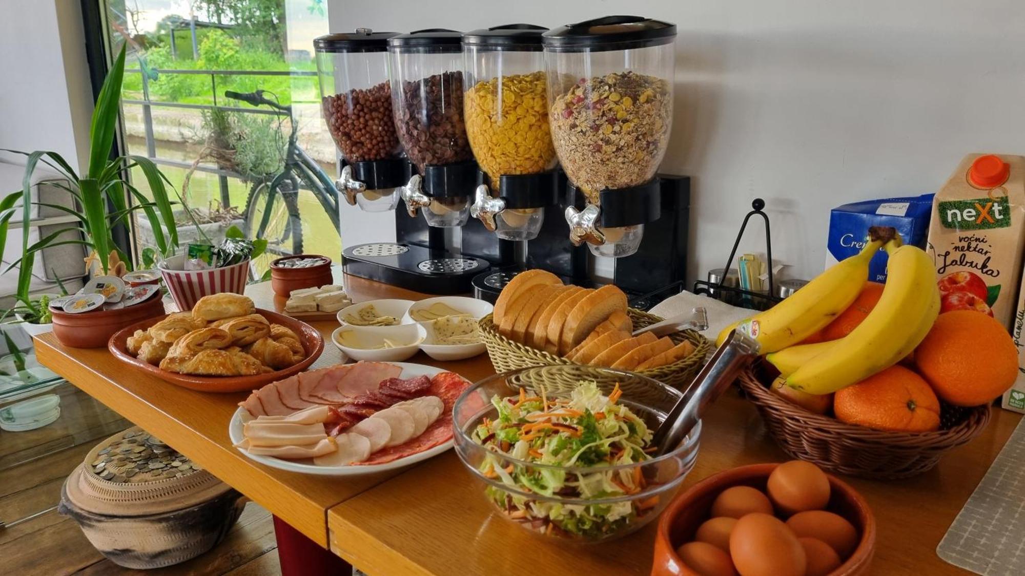 B&B Botel Charlie Beograd Ngoại thất bức ảnh